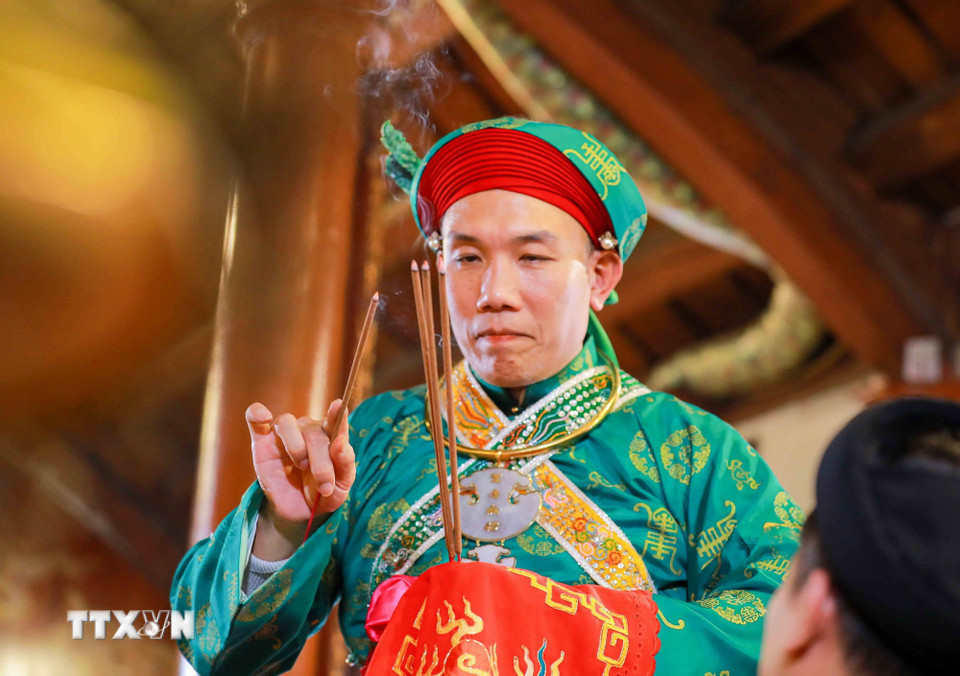 Hầu đồng là một nghi lễ hết sức đặc biệt mang đậm màu sắc văn hóa tâm linh trong di sản Thực hành Tín ngưỡng thờ Mẫu Tam phủ của người Việt. (Ảnh: Khánh Hòa/TTXVN)