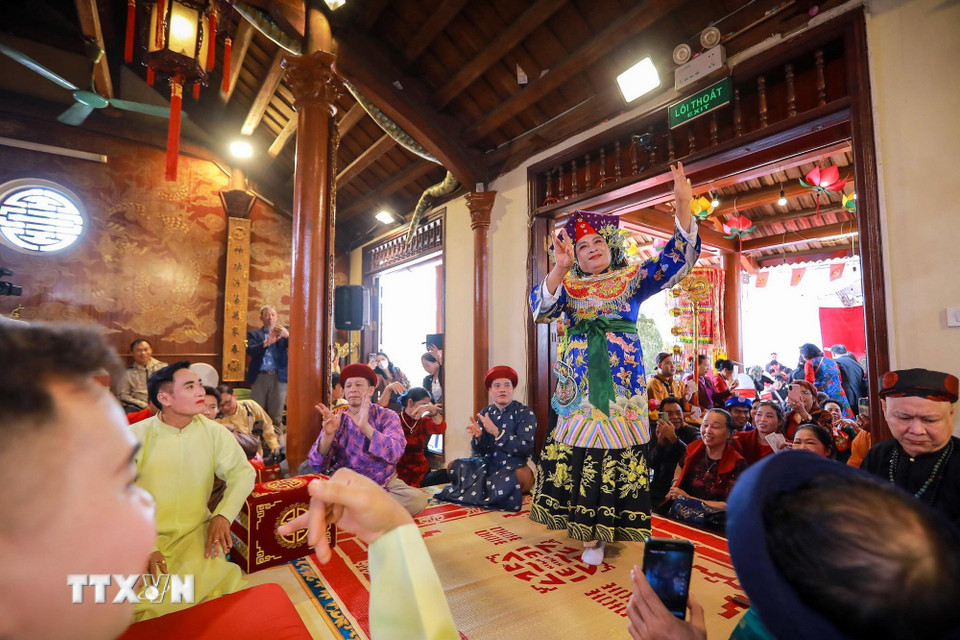 Các giá hầu đồng có nội dung ca ngợi thần linh, Thánh Mẫu và các anh hùng có công với dân tộc. (Ảnh: Khánh Hòa/TTXVN)