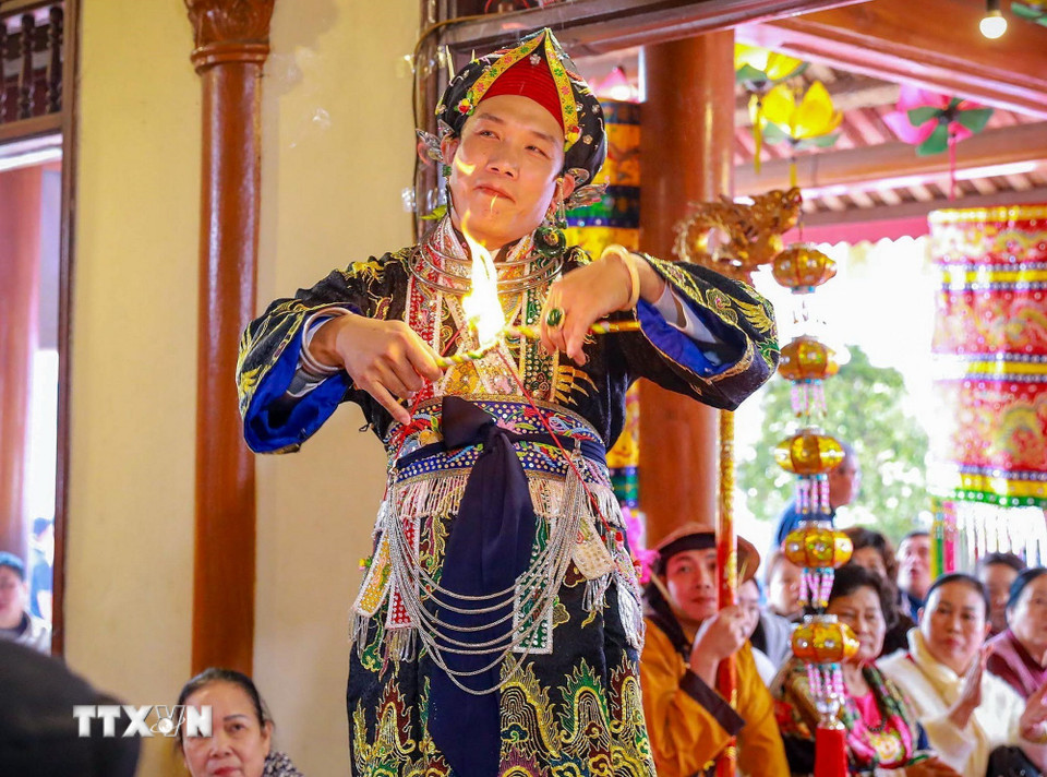 Các giá hầu đồng có nội dung ca ngợi thần linh, Thánh Mẫu và các anh hùng có công với dân tộc. (Ảnh: Khánh Hòa/TTXVN)