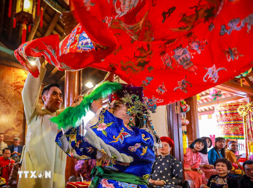 Hầu đồng là một nghi lễ hết sức đặc biệt mang đậm màu sắc văn hóa tâm linh trong di sản Thực hành Tín ngưỡng thờ Mẫu Tam phủ của người Việt. (Ảnh: Khánh Hòa/TTXVN)