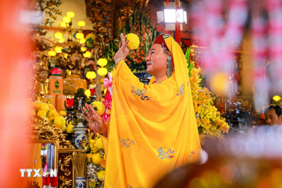 Không chỉ là một hình thức sinh hoạt tín ngưỡng, nghi lễ hầu đồng còn được nhìn nhận như loại hình nghệ thuật trình diễn độc đáo, kết tinh nhiều giá trị văn hóa truyền thống. (Ảnh: Khánh Hòa/TTXVN)