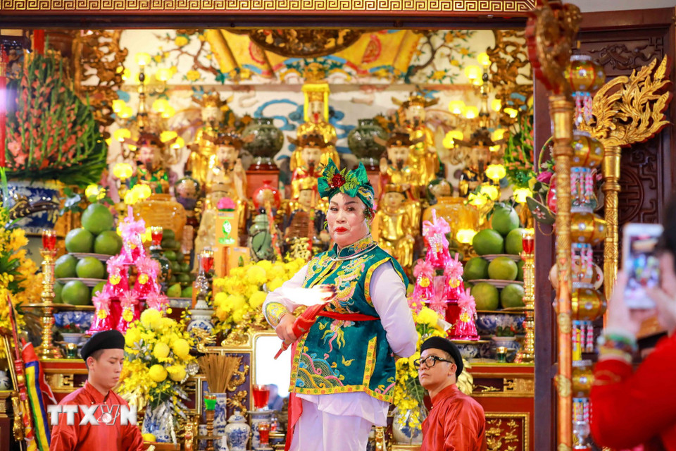 Các giá hầu đồng có nội dung ca ngợi thần linh, Thánh Mẫu và các anh hùng có công với dân tộc. (Ảnh: Khánh Hòa/TTXVN)