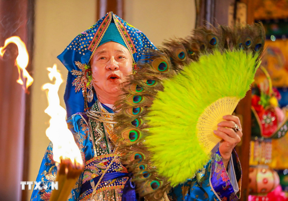 Không chỉ là một hình thức sinh hoạt tín ngưỡng, nghi lễ hầu đồng còn được nhìn nhận như loại hình nghệ thuật trình diễn độc đáo, kết tinh nhiều giá trị văn hóa truyền thống. (Ảnh: Khánh Hòa/TTXVN)