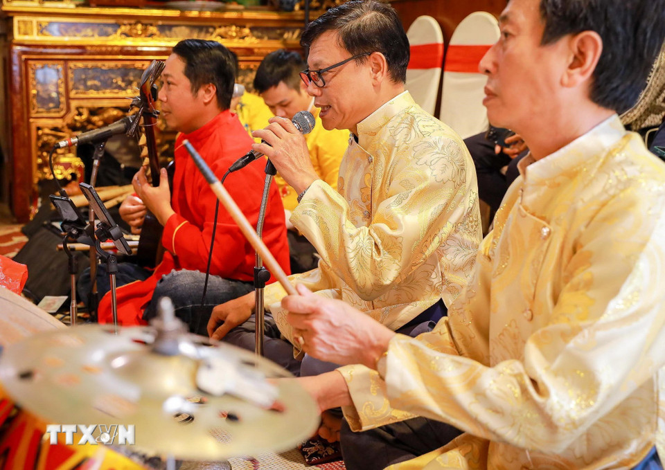 Cung văn, nơi các nghệ sỹ trình diễn các bài văn kèm theo nhạc cụ truyền thống. (Ảnh: Khánh Hòa/TTXVN)