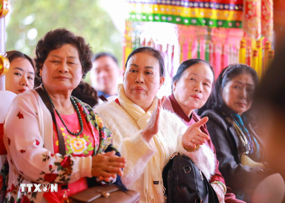 Người Việt, đặc biệt vào đầu Xuân, thường đi xem hoặc thực hành hầu đồng tại các đền, phủ để cầu xin sức khỏe, tài lộc, may mắn. (Ảnh: Khánh Hòa/TTXVN)