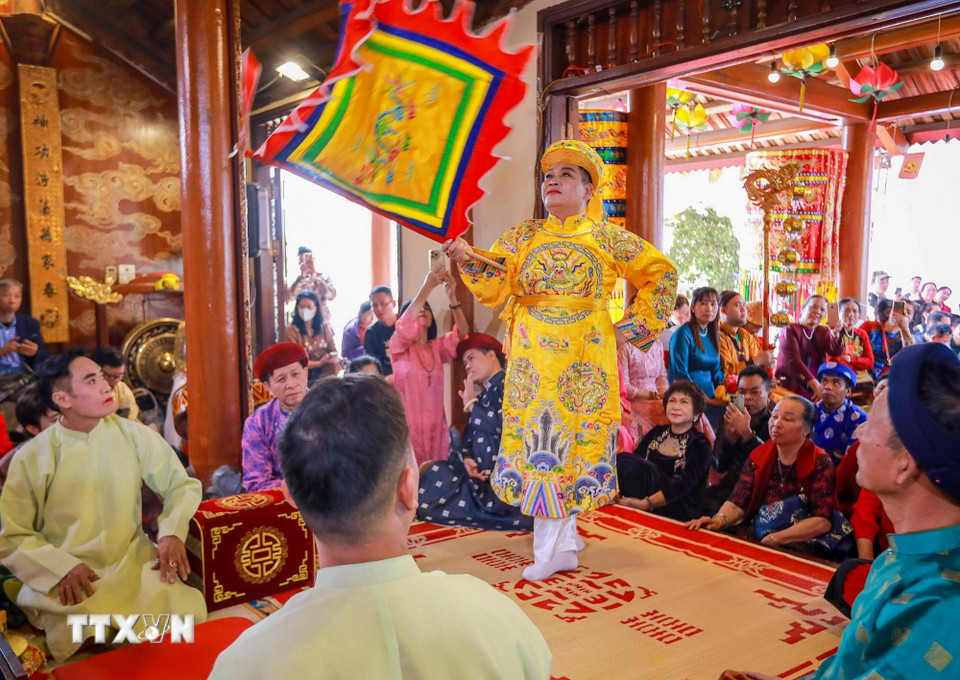 Qua nghi lễ hầu đồng với trang phục, cử chỉ, biểu cảm thần thái của người hầu đồng ở từng nhân vật, hiện thân của các thần linh đã được "lịch sử hóa" với những chiến công, phong cách rất riêng. (Ảnh: Khánh Hòa/TTXVN)