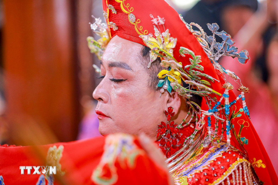 Trang phục hầu đồng, hay "khăn chầu áo ngự", là y phục trang trọng, rực rỡ và mang tính biểu tượng cao trong tín ngưỡng thờ Mẫu, chia theo từng giá đồng, với quy tắc màu sắc chặt chẽ. Trang phục thường thêu thủ công tinh xảo, chất liệu gấm, lụa, đi kèm khăn đội đầu, quạt, vòng, cài tóc, mang đậm nét văn hóa. (Ảnh: Khánh Hòa/TTXVN)