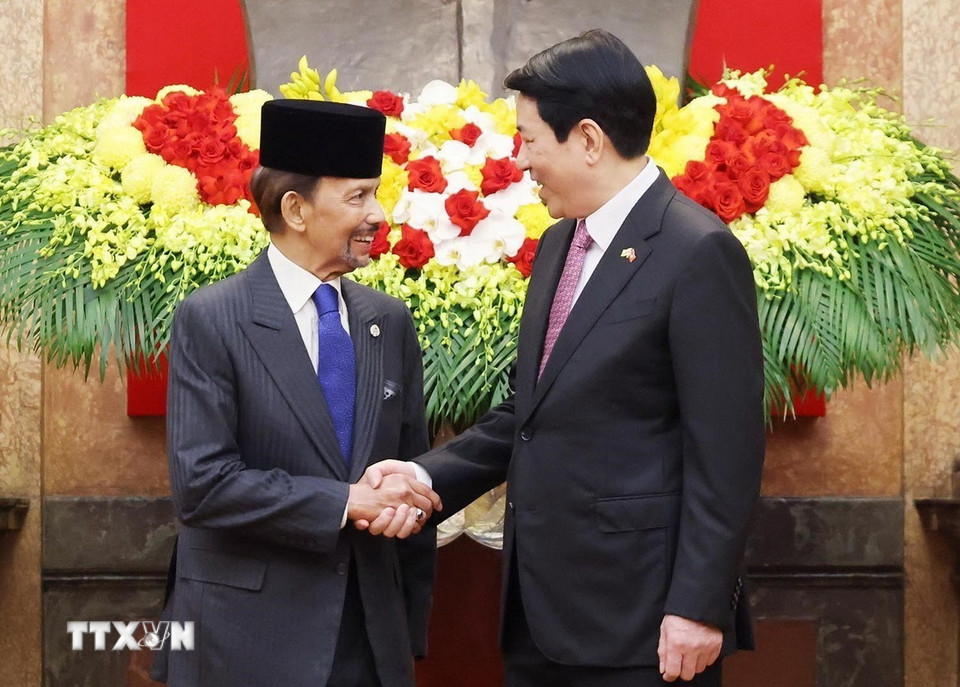 Chủ tịch nước Lương Cường và Quốc vương Brunei Darussalam Haji Hassanal Bolkiah chụp ảnh chung. (Ảnh: Lâm Khánh/TTXVN)