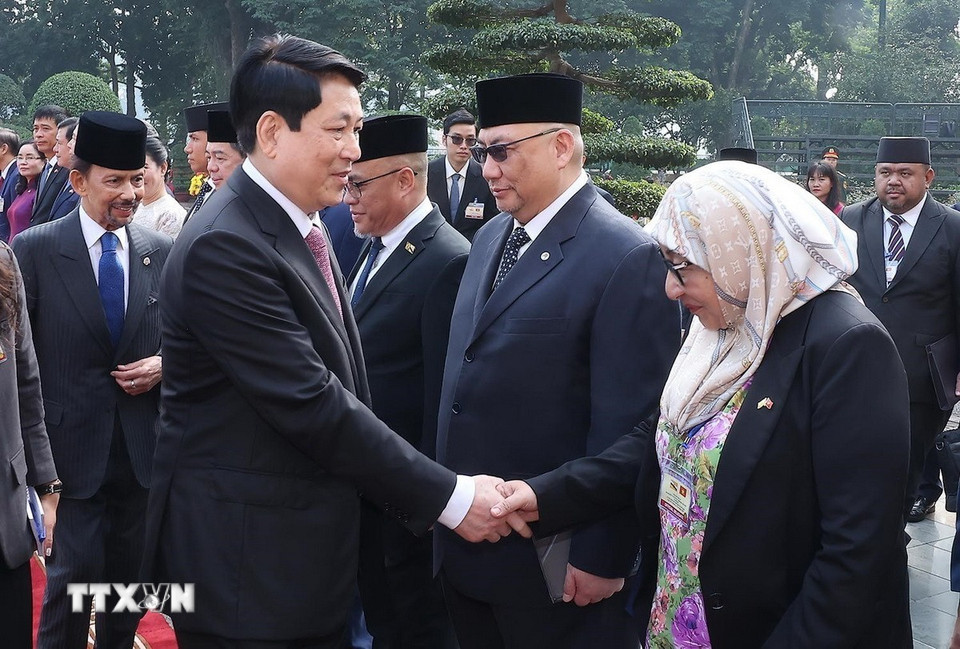 Chủ tịch nước Lương Cường và Quốc vương Brunei Darussalam Haji Hassanal Bolkiah với đại biểu hai nước. (Ảnh: Lâm Khánh/TTXVN)
