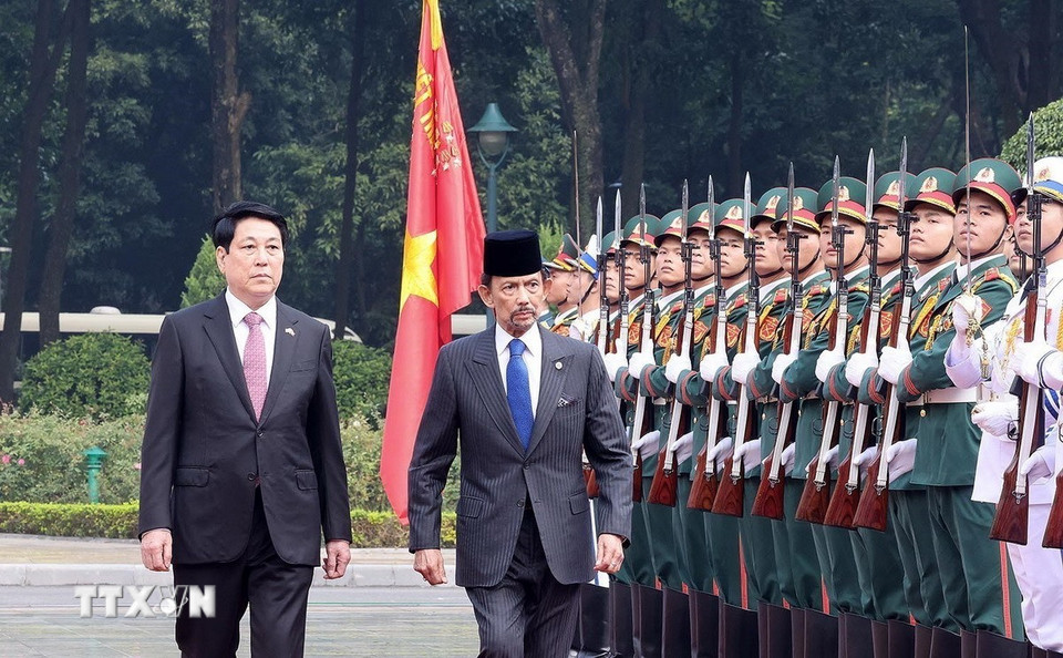 Chủ tịch nước Lương Cường và Quốc vương Brunei Darussalam Haji Hassanal Bolkiah duyệt Đội danh dự Quân đội Nhân dân Việt Nam. (Ảnh: Lâm Khánh/TTXVN)