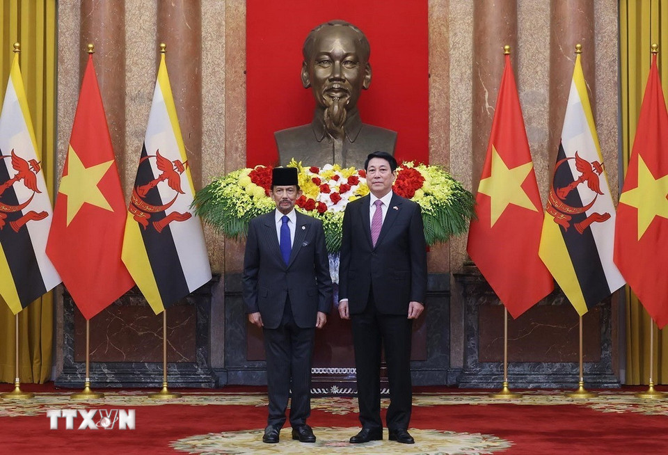 Chủ tịch nước Lương Cường và Quốc vương Brunei Darussalam Haji Hassanal Bolkiah chụp ảnh chung. (Ảnh: Lâm Khánh/TTXVN)