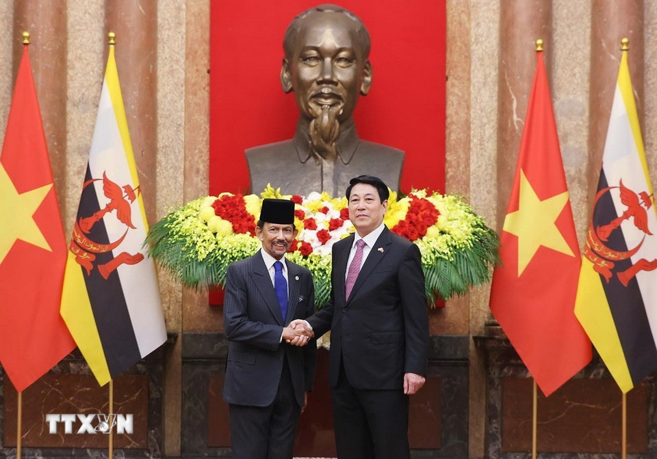 Chủ tịch nước Lương Cường và Quốc vương Brunei Darussalam Haji Hassanal Bolkiah chụp ảnh chung. (Ảnh: Lâm Khánh/TTXVN)