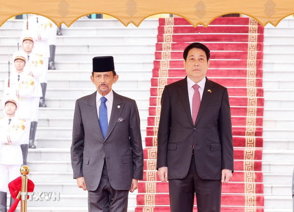 Chủ tịch nước Lương Cường và Quốc vương Brunei Darussalam Haji Hassanal Bolkiah trên bục danh dự, nghe Quân nhạc cử Quốc thiều hai nước. (Ảnh: Lâm Khánh/TTXVN)