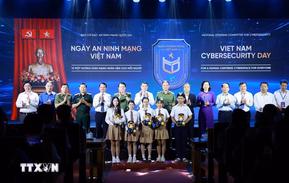 Thủ tướng Lê Minh Hưng và các đại biểu tham dự Lễ phát động hưởng ứng ngày An ninh mạng Việt Nam với thông điệp “Vì một không gian mạng nhân văn cho mỗi người". (Ảnh: Dương Giang/TTXVN)