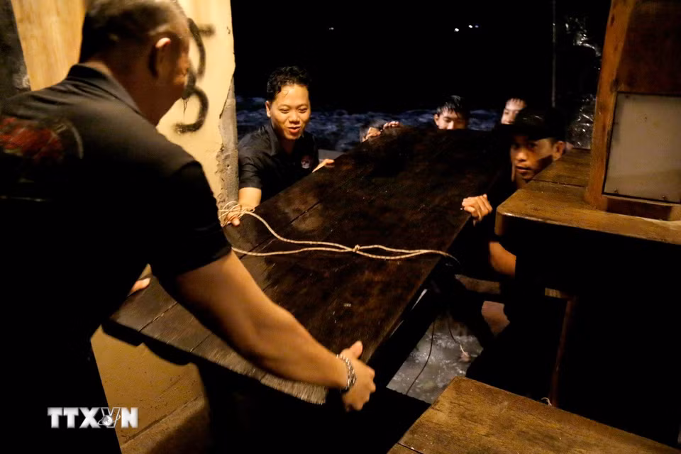 Người dân tại khu vực phường Mũi Né (Lâm Đồng) di dời tài sản ra khỏi khu vực ven biển. (Ảnh: Nguyễn Thanh/TTXVN)