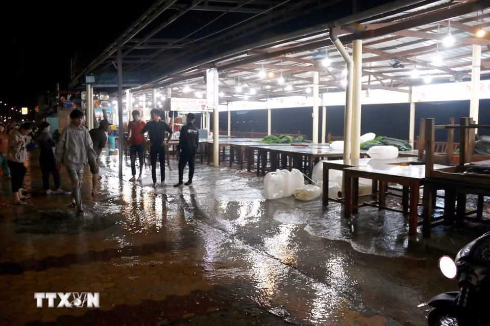 Nhiều hàng quán, cơ sở kinh doanh dịch vụ du lịch khu vực bờ kè Hàm Tiến 1, phường Mũi Né (Lâm Đồng) phải di dời để đảm bảo an toàn. (Ảnh: Nguyễn Thanh/TTXVN)