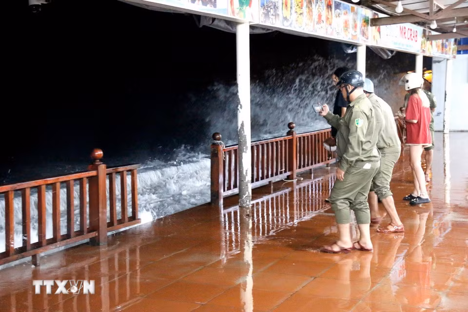Lực lượng chức năng có mặt tại các điểm sạt lở nghiêm trọng do sóng biển tại khu vực phường Mũi Né (Lâm Đồng) để hỗ trợ người dân. (Ảnh: Nguyễn Thanh/TTXVN)