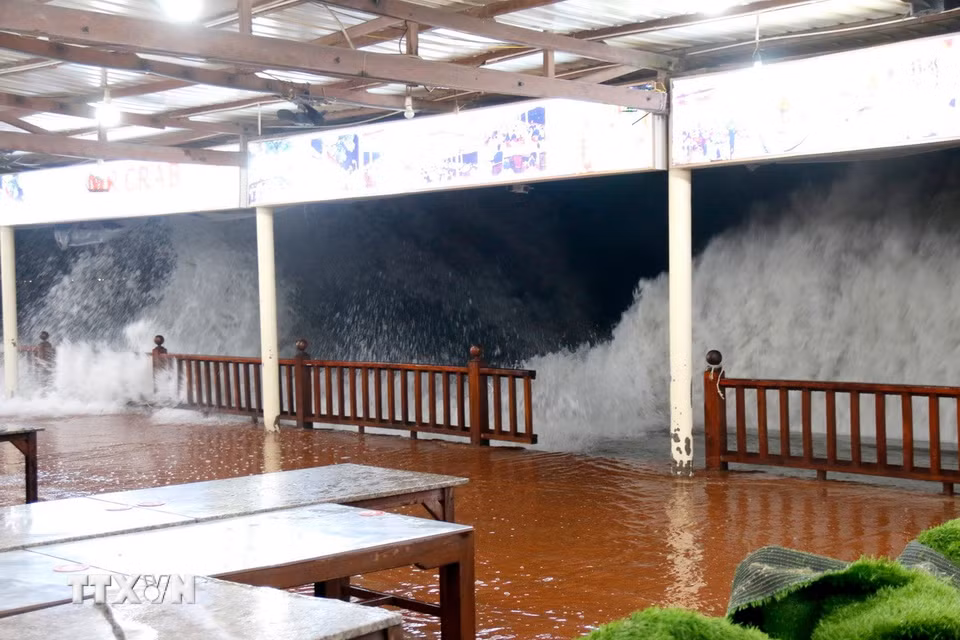 Sóng biển ập vào khu vực phường Mũi Né (Lâm Đồng) làm hư hỏng, sạt lở nghiêm trọng một đoạn kè biển và ảnh hưởng nhà dân. (Ảnh: Nguyễn Thanh/TTXVN)