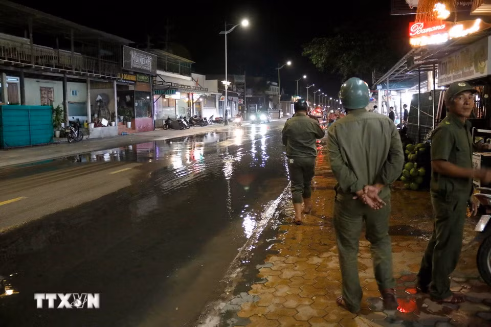 Sóng biển dâng cao làm nước tràn lên đường Nguyễn Đình Chiểu tại khu phố Hàm Tiến 1, phường Mũi Né (Lâm Đồng). (Ảnh: Nguyễn Thanh/TTXVN)