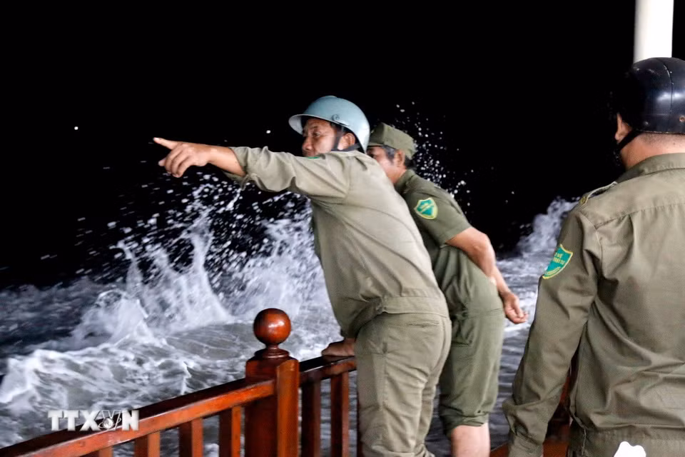 Lực lượng chức năng có mặt tại các điểm sạt lở nghiêm trọng do sóng biển tại khu vực phường Mũi Né (Lâm Đồng) để hỗ trợ người dân. (Ảnh: Nguyễn Thanh/TTXVN)