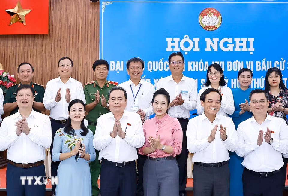 Chủ tịch Quốc hội Trần Thanh Mẫn với đại biểu. (Ảnh: Doãn Tấn/TTXVN)