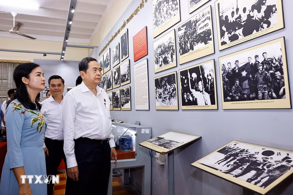 Chủ tịch Quốc hội Trần Thanh Mẫn tham quan nơi lưu niệm “Địa điểm Dinh Quận Hóc Môn - Lưu niệm sự kiện Nam Kỳ Khởi nghĩa 23/11/1940” ở xã Hóc Môn, Thành phố Hồ Chí Minh. (Ảnh: Doãn Tấn/TTXVN)