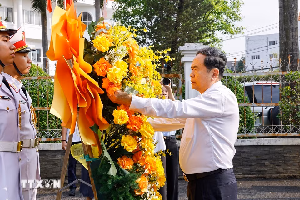 Chủ tịch Quốc hội Trần Thanh Mẫn dâng hương, dâng hoa tưởng niệm Chủ tịch Hồ Chí Minh, các Anh hùng liệt sỹ tại nơi lưu niệm sự kiện Nam Kỳ Khởi nghĩa. (Ảnh: Doãn Tấn/ TTXVN)