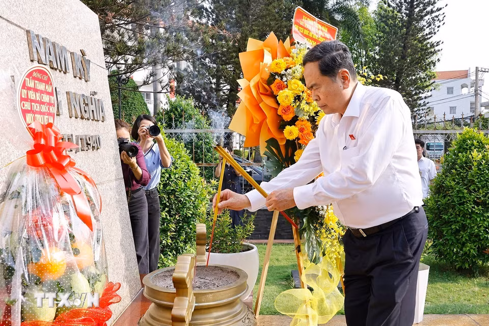 Chủ tịch Quốc hội Trần Thanh Mẫn dâng hương, dâng hoa tưởng niệm Chủ tịch Hồ Chí Minh, các Anh hùng liệt sỹ tại nơi lưu niệm sự kiện Nam Kỳ Khởi nghĩa. (Ảnh: Doãn Tấn/ TTXVN)