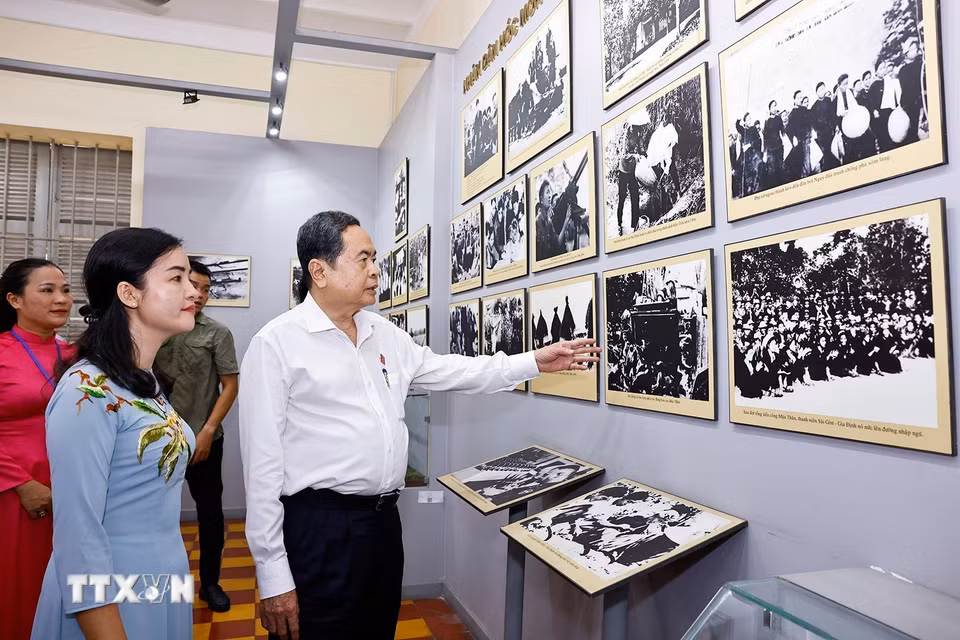 Chủ tịch Quốc hội Trần Thanh Mẫn tham quan nơi lưu niệm “Địa điểm Dinh Quận Hóc Môn - Lưu niệm sự kiện Nam Kỳ Khởi nghĩa 23/11/1940” ở xã Hóc Môn, Thành phố Hồ Chí Minh. (Ảnh: Doãn Tấn/TTXVN)