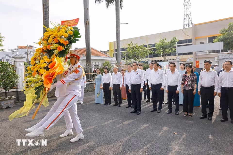 Chủ tịch Quốc hội Trần Thanh Mẫn dâng hương, dâng hoa tưởng niệm Chủ tịch Hồ Chí Minh, các Anh hùng liệt sỹ tại nơi lưu niệm sự kiện Nam Kỳ Khởi nghĩa. (Ảnh: Doãn Tấn/ TTXVN)