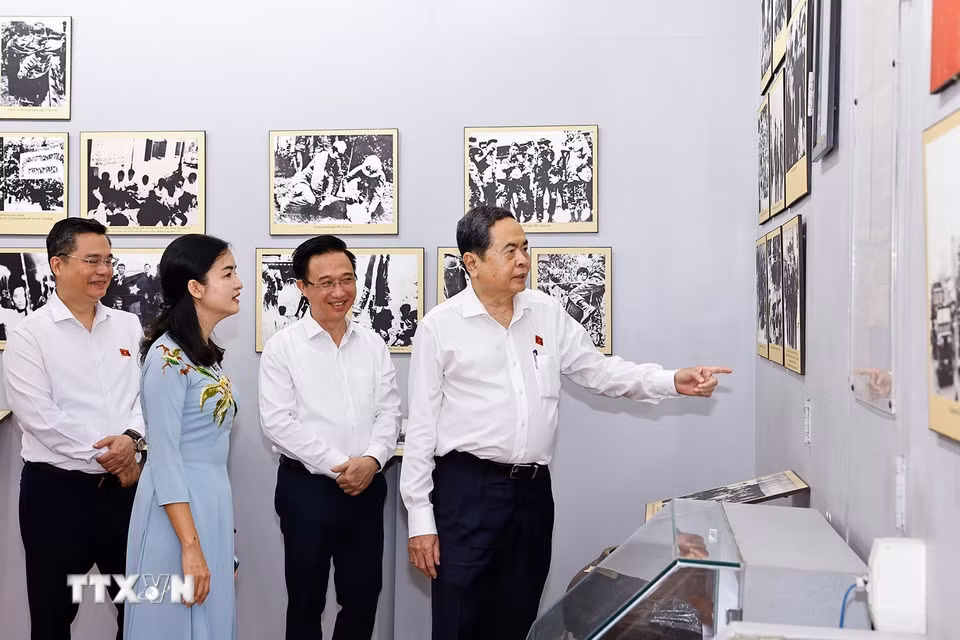 Chủ tịch Quốc hội Trần Thanh Mẫn tham quan nơi lưu niệm “Địa điểm Dinh Quận Hóc Môn - Lưu niệm sự kiện Nam Kỳ Khởi nghĩa 23/11/1940” ở xã Hóc Môn, Thành phố Hồ Chí Minh. (Ảnh: Doãn Tấn/TTXVN)