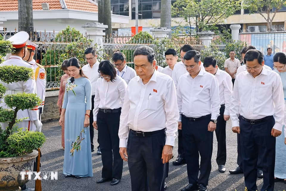 Chủ tịch Quốc hội Trần Thanh Mẫn và đoàn công tác tưởng niệm Chủ tịch Hồ Chí Minh, các Anh hùng liệt sỹ tại nơi lưu niệm sự kiện Nam Kỳ Khởi nghĩa. (Ảnh: Doãn Tấn/TTXVN)