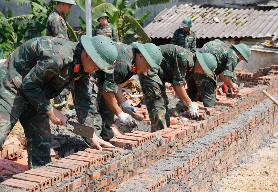 Cán bộ, chiến sỹ Bộ chỉ huy Quân sự Lai Châu thần tốc xây 24 căn nhà mới cho người dân bị mất nhà vì lũ dữ tại xã Mường Than. (Ảnh: Nguyễn Oanh/TTXVN)