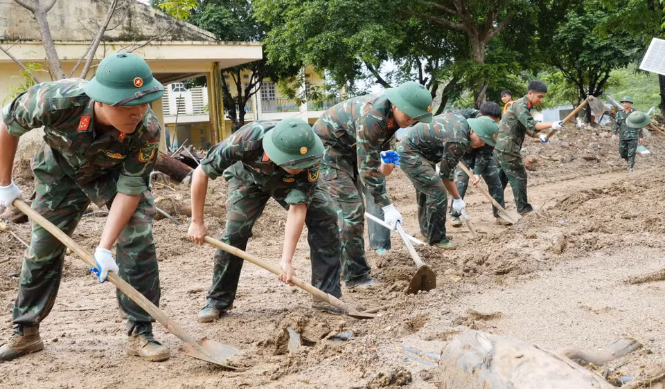 Sắc xanh màu áo lính Bộ đội Cụ Hồ bừng sáng trong tim nhân dân vùng lũ Mường Than. (Ảnh: Nguyễn Oanh/ TTXVN)