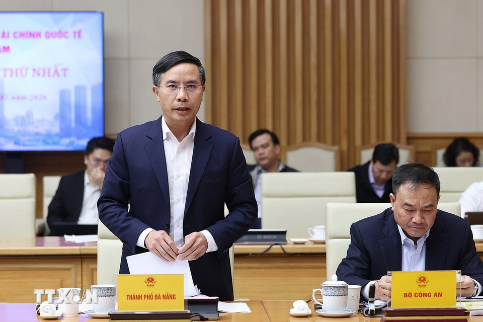 Chủ tịch Ủy ban Nhân dân Thành phố Đà Nẵng Phạm Đức Ấn báo cáo tình hình triển khai Trung tâm tài chính quốc tế tại Đà Nẵng. (Ảnh: Dương Giang/TTXVN)