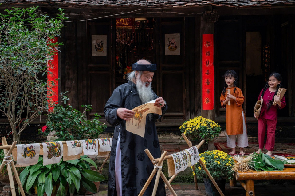 Tranh dân gian Đông Hồ là dòng tranh khắc gỗ truyền thống từ làng Đông Hồ, Bắc Ninh, vốn nổi tiếng là dòng tranh Tết. Mỗi bức tranh không chỉ là một tác phẩm nghệ thuật mà còn chứa đựng lời chúc may mắn, sung túc và ước nguyện cho một năm mới tốt lành. (Ảnh: Khánh Hòa/TTXVN)