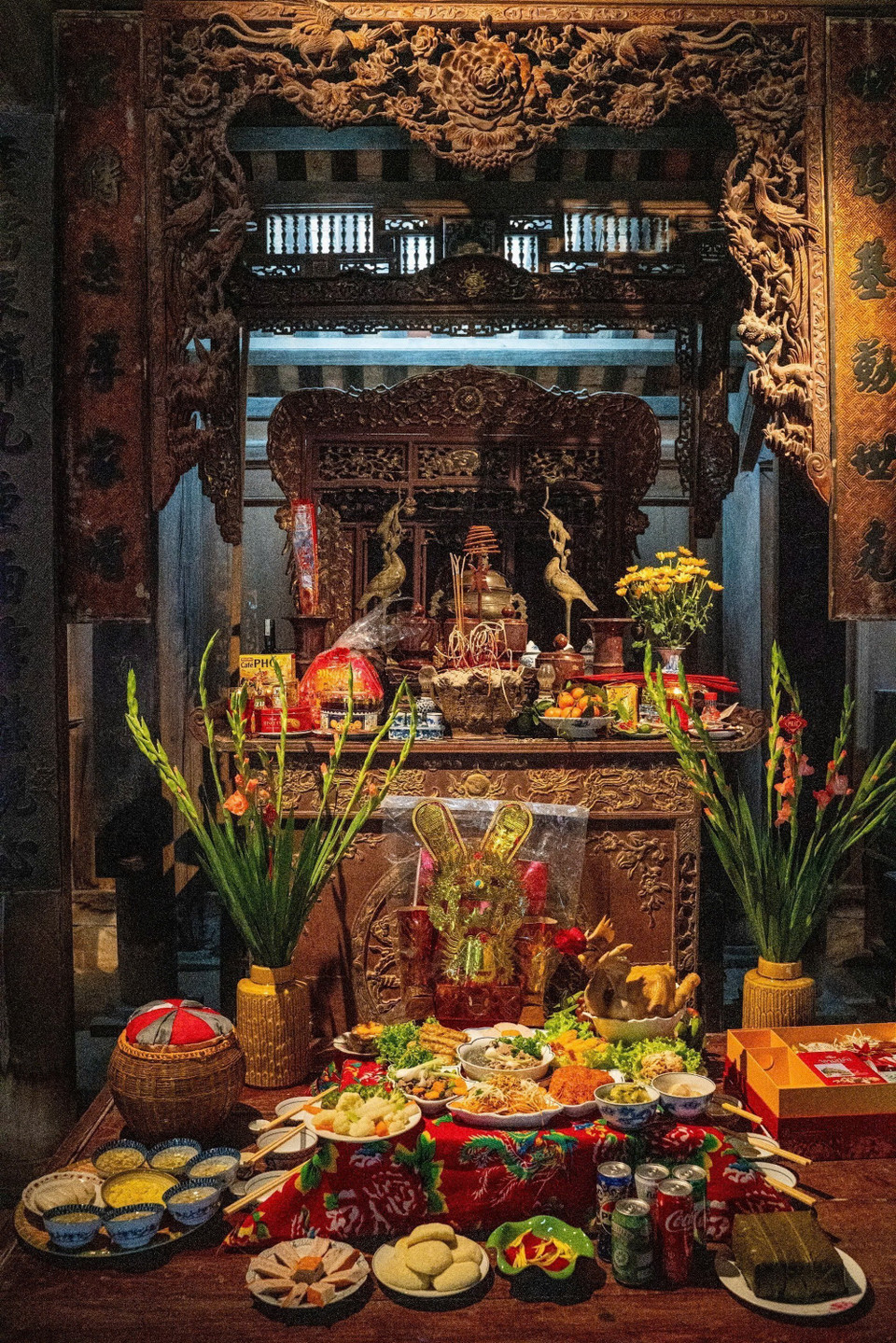 Mâm cỗ cúng giao thừa luôn được người Việt chuẩn bị đầy đủ cẩn thận và chu đáo nhất trong năm. (Ảnh: Khánh Hòa/TTXVN)