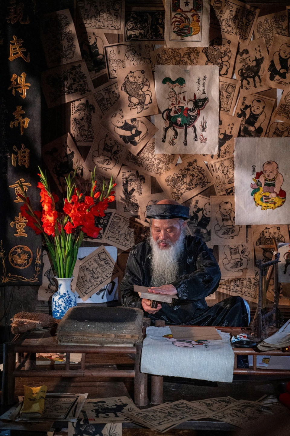 Tranh dân gian Đông Hồ là dòng tranh khắc gỗ truyền thống từ làng Đông Hồ, Bắc Ninh, vốn nổi tiếng là dòng tranh Tết. Mỗi bức tranh không chỉ là một tác phẩm nghệ thuật mà còn chứa đựng lời chúc may mắn, sung túc và ước nguyện cho một năm mới tốt lành. (Ảnh: Khánh Hòa/TTXVN)