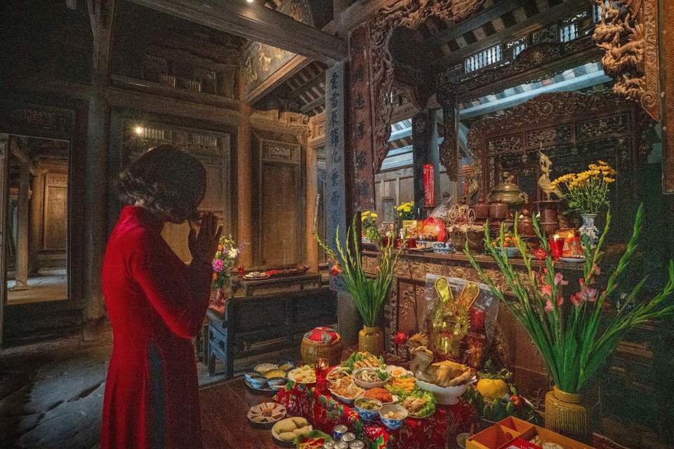 Không gian thờ gia tiên được bài trí trang nghiêm trong nếp nhà cổ. (Ảnh: Khánh Hòa/TTXVN)