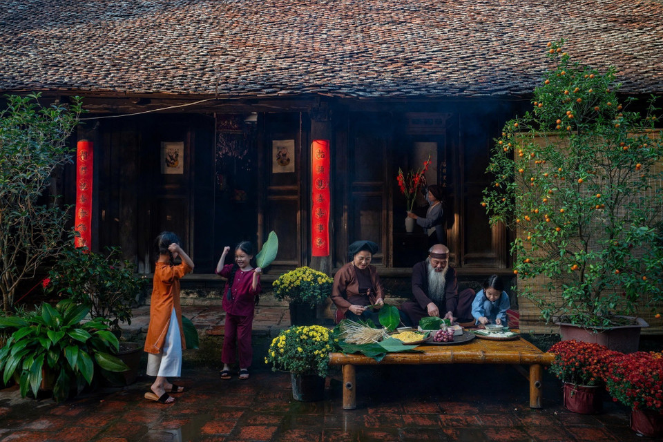 Hiên nhà cổ trở thành nơi sum họp, gắn kết tình thân trong những ngày Tết. (Ảnh: Khánh Hòa/TTXVN)