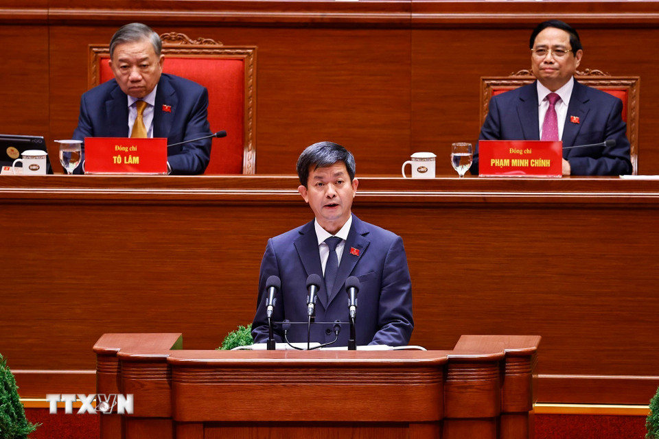 Đồng chí Lê Quang Tùng, Ủy viên Trung ương Đảng, Bí thư Thành ủy Cần Thơ, trình bày tham luận “Phát huy tiềm năng, lợi thế, tập trung xây dựng thành phố Cần Thơ trở thành trung tâm đào tạo nguồn nhân lực chất lượng cao vùng Đồng bằng Sông Cửu Long”. (Ảnh: TTXVN)