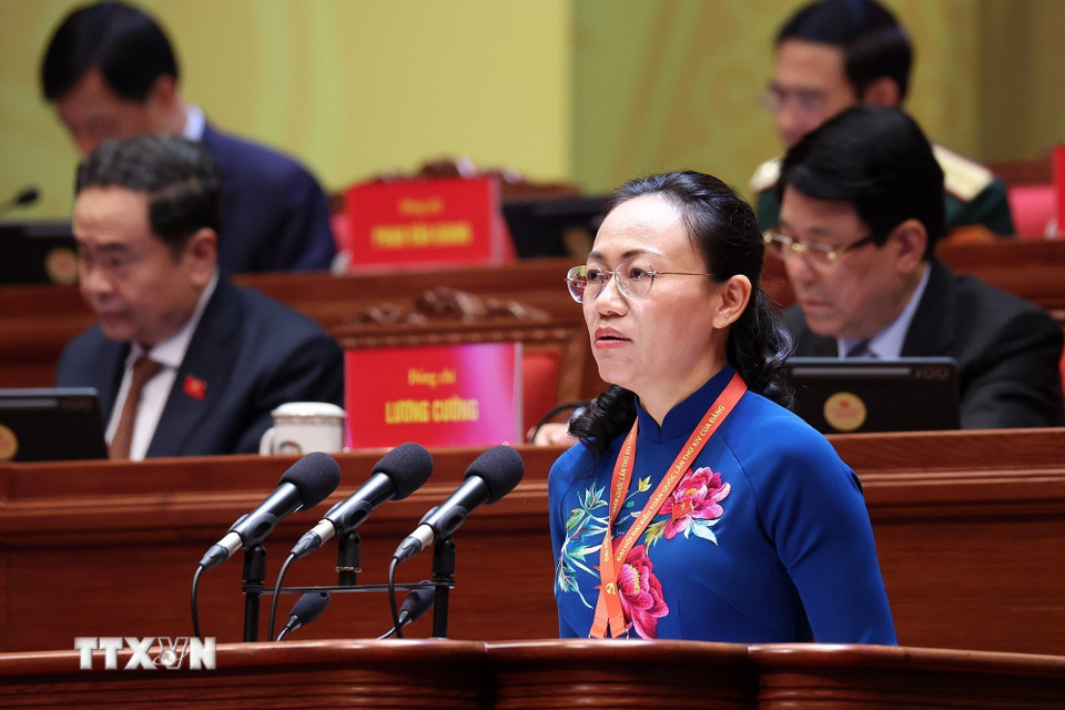 Đồng chí Lê Ngọc Hân, Tỉnh ủy viên, Bí thư Đảng ủy, Chủ tịch Hội đồng Nhân dan đặc khu Cô Tô (Quảng Ninh) trình bày tham luận “Bảo vệ môi trường, thích ứng với biến đổi khí hậu - Trụ cột chiến lược trong phát triển bền vững của kỷ nguyên mới nhìn từ thực tiễn đặc khu Cô Tô, tỉnh Quảng Ninh. (Ảnh: TTXVN)