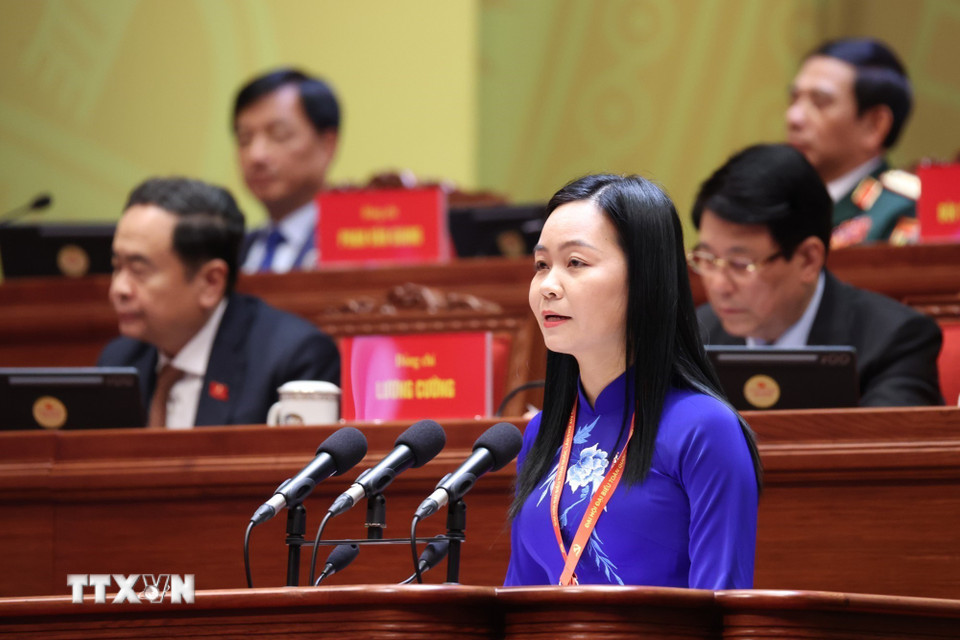 Đồng chí Nguyễn Thị Thúy Lam, Bí thư Đảng ủy, Chủ tịch Hội đồng Nhân dân xã Tân Khánh Trung (tỉnh Đồng Tháp), trình bày tham luận “Xây dựng địa phương hạnh phúc, góp phần hiện thực hóa khát vọng xây dựng đất nước phồn vinh, thịnh vượng”. (Ảnh: TTXVN)