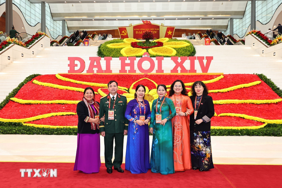 Các đại biểu đến dự phiên thảo luận tại hội trường về các văn kiện Đại hội, chiều 21/1. (Ảnh: TTXVN)