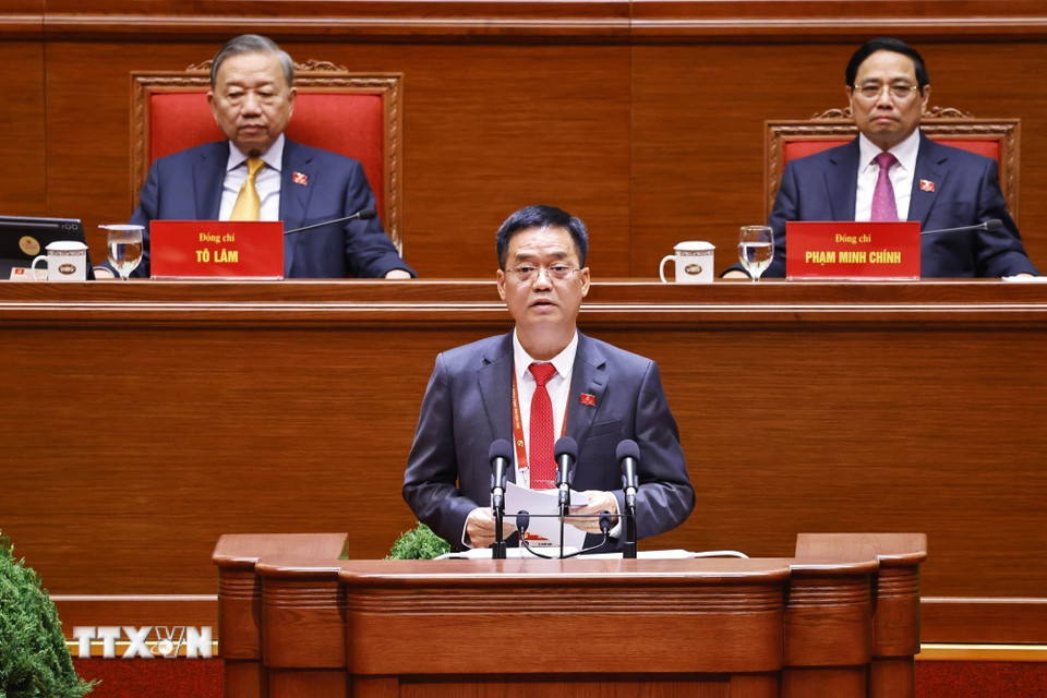 Đồng chí Lê Quốc Anh, Tỉnh ủy viên, Bí thư Đảng ủy đặc khu Phú Quốc (tỉnh An Giang), trình bày tham luận “Phát triển đặc khu Phú Quốc thành trung tâm kinh tế, du lịch-dịch vụ tổng hợp tầm quốc gia, quốc tế. (Ảnh: TTXVN)