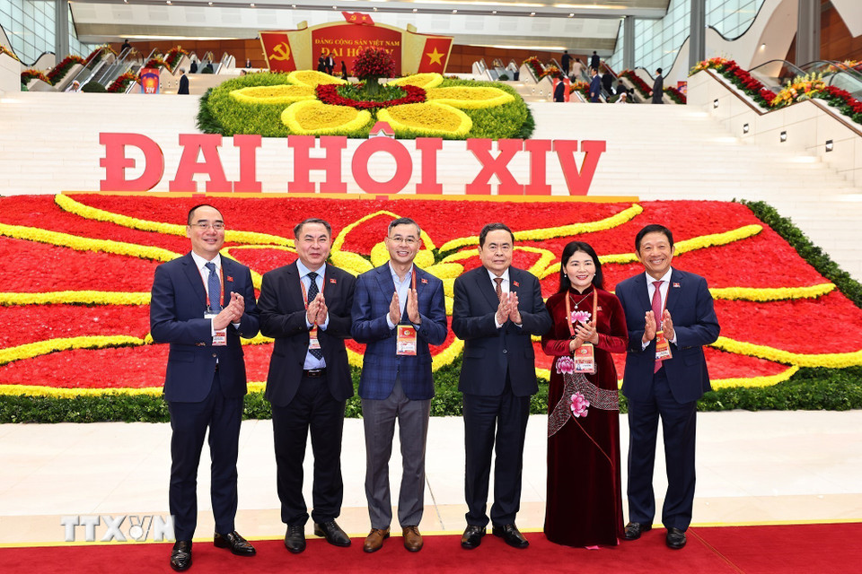 Chủ tịch Quốc hội Trần Thanh Mẫn với các đại biểu. (Ảnh: TTXVN)