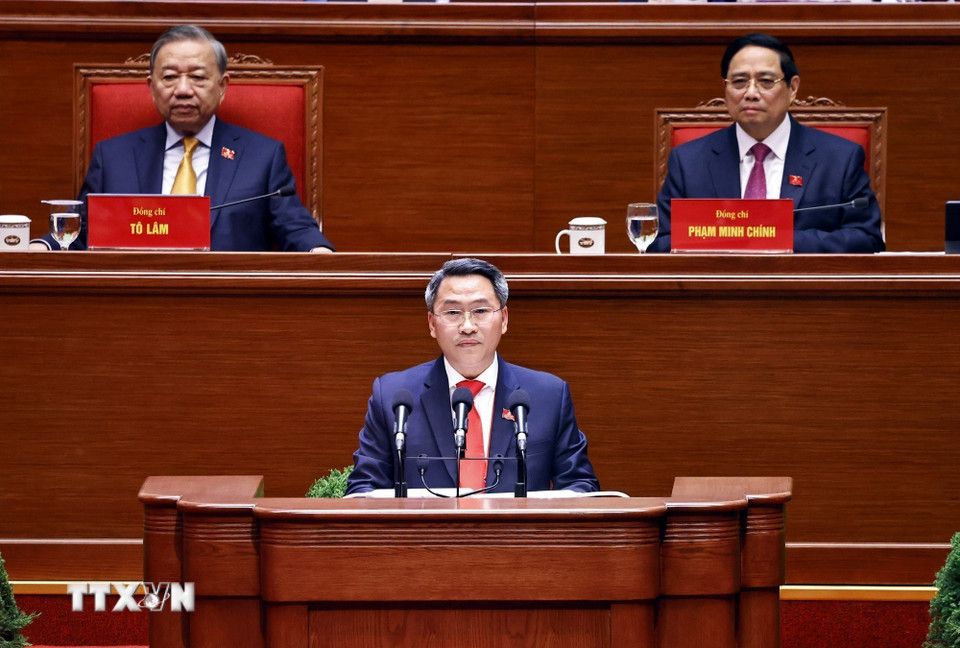 Đồng chí Nguyễn Mạnh Hùng, Phó Giám đốc Học viện Chính trị quốc gia Hồ Chí Minh, trình bày tham luận “Hoàn thiện lý luận về đường lối đổi mới của Đảng trong kỷ nguyên vươn mình của dân tộc”. (Ảnh: TTXVN)