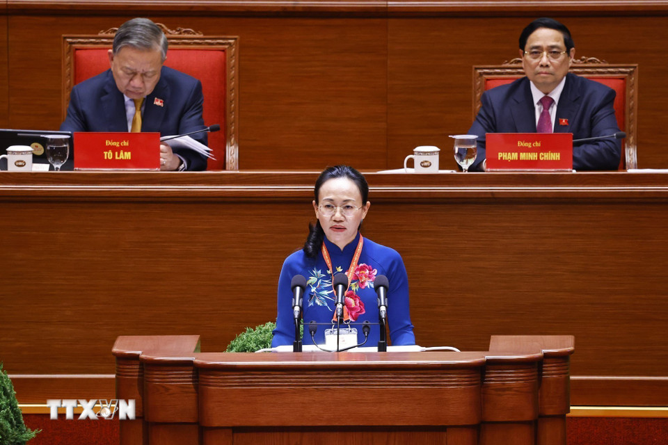 Đồng chí Lê Ngọc Hân, Tỉnh ủy viên, Bí thư Đảng ủy, Chủ tịch Hội đồng Nhân dan đặc khu Cô Tô (Quảng Ninh) trình bày tham luận “Bảo vệ môi trường, thích ứng với biến đổi khí hậu - Trụ cột chiến lược trong phát triển bền vững của kỷ nguyên mới nhìn từ thực tiễn đặc khu Cô Tô, tỉnh Quảng Ninh. (Ảnh: TTXVN)