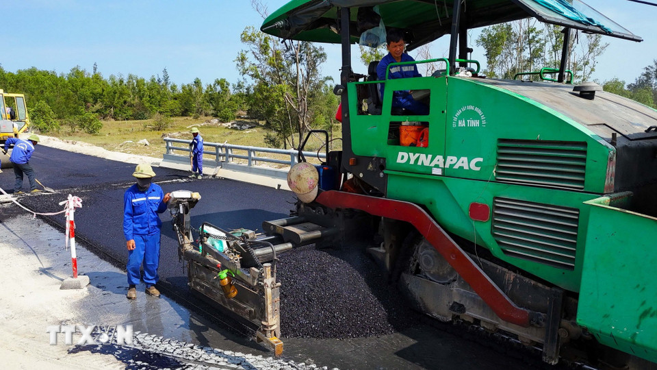 Máy móc thi công thảm nhựa tại Dự án đường trục ngang ven biển Thạch Hà. (Ảnh: Hữu Quyết/TTXVN)