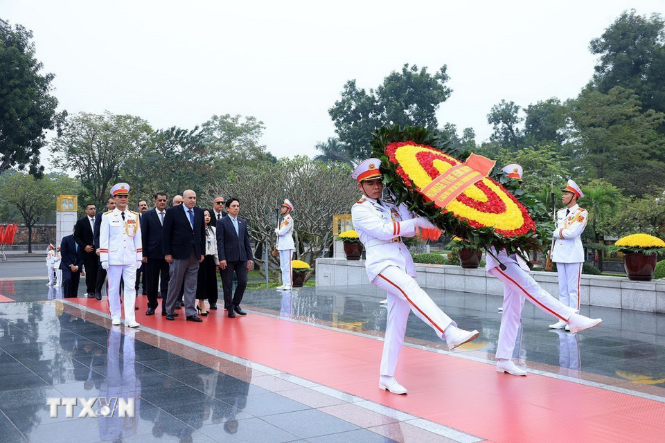 Chủ tịch Hạ viện Jordan Mazen Turki El Qadi đến đặt vòng hoa tại Ðài tưởng niệm các Anh hùng liệt sỹ trên đường Bắc Sơn. (Ảnh: Tuấn Anh/TTXVN)